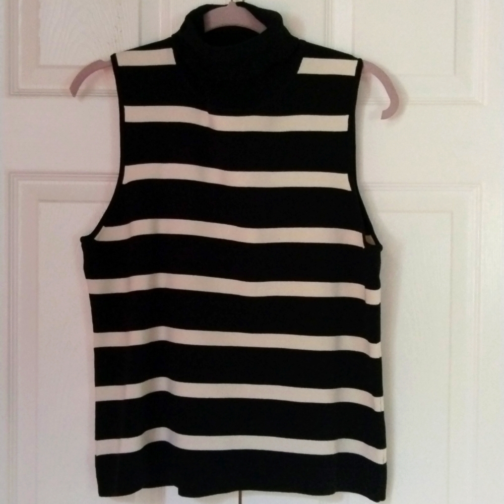Turtle neck blk/wht sleeveless top